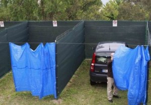 Bạt che tứ bề, tự do hít thở mùi trứng ung, hưởng thụ ơn trời và mây mưa ngay trong xe.