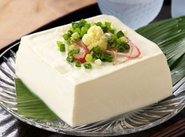 Đậu nành ngàn năm vẫn được xem là thực phẩm lành mạnh, là loại “thịt cá” rẻ tiền cho giới nghèo vì hàm lượng protein cao, đủ các acid amin thiết yếu, lại có chất béo tốt, không cholesterol, nhiều chất xơ, vitamin, khoáng,…