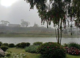 háp chuông Lycée Yersin nhìn từ quán Bích Câu, Đà lạt